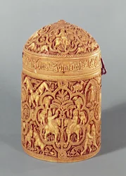 Pax com um relevo representando os prazeres da vida na corte, inscrito com o nome Al-Mughira, filho do califa Abd-al-Rahman III, período omíada, de Córdoba, c.968 dC (ver também 101673 e 15