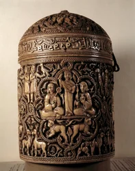 Pyxide (caixa) de Al-Mughira (Al Mughira ou Moughira) em marfim de Córdoba e destinado ao Emir, 968. Paris, Museu do Louvre