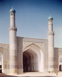 O Masjid-i Jami ou Mesquita de sexta-feira, fundada em 1200, reconstruída em 1498