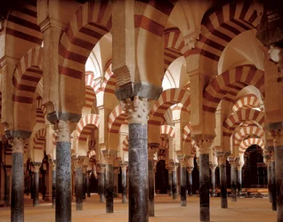 Os arcos e pórticos da Mosque-Catedral de Córdoba, 784-786 (foto)