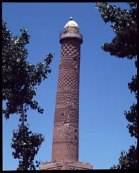 O minarete inclinado da grande mesquita de Al Kabeer (Al Noori)