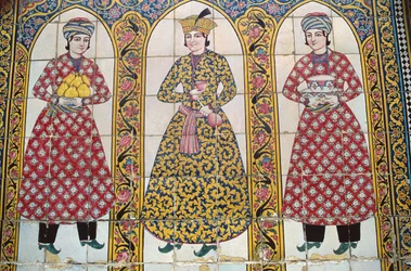 Painel de azulejos ilustrando trajes tradicionais (cerâmica)