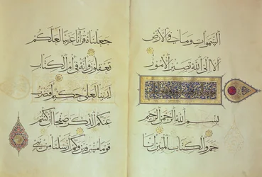 Duas páginas de um manuscrito do Alcorão, iluminado por Mohammad ebn Aibak com caligrafia de Ahmad ebn Sohrevardi, Período Il-Khanid, início do século XIV