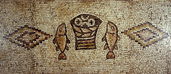 Mosaico bizantino representando peixes e pães (azulejos de cerâmica)