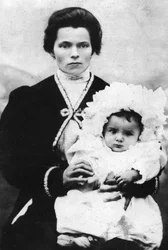 Benito Mussolini quando criança com sua mãe Rosa Maltoni - 1884 - Benito MUSSOLINI (1883-1945) nos braços de sua mãe Rosa Maltoni.