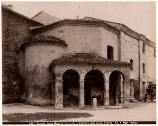 Igreja de Santa Maria em Cosmedin ou Baptistério de Arians, Ravenna, Emilia-Romagna, Itália, fotografia de Pietro Poppi, Bolonha, ca 1900