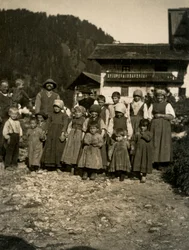 Família em frente de casa, Vale de Aosta, Itália 1900-1910