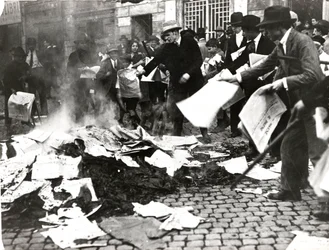Equipe fascista queima jornais socialistas "Il Paese" depois de devastar o cerco