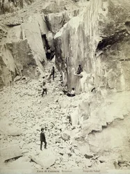 Grupo de quarriers no trabalho em uma das pedreiras de Ravaccione, c.1890-1900