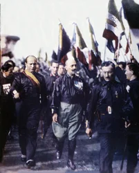 Mussolini tem a Marcha sobre Roma. 1922. Foto colorida à mão de 1923. (Marcia su Roma)