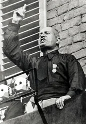 Mussolini com uma camisa preta