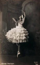 Retrato de uma bailarina, cartão postal; o suporte contém a indicação "Anna Nelson".