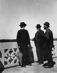 O compositor Giuseppe Verdi (1813-1901), o arquitecto Camillo Boito (1836-1914) e Noseda durante a visita das obras da casa de repouso para compositores (Casa di Riposo per Musicisti) por volta de 1898 na Praça Buonarroti em Milão.