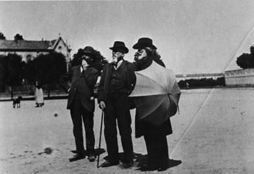 O compositor Giuseppe Verdi (1813-1901), o arquitecto Camillo Boito (1836-1914) e Noseda durante a visita das obras da casa de repouso para compositores (Casa di Riposo per Musicisti) por volta de 1898 na Praça Buonarroti em Milão.