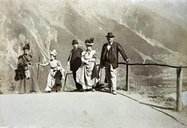 Turistas nas montanhas, Itália, c.1895 (foto sépia)