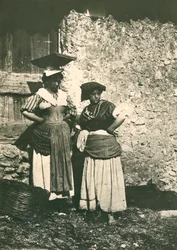 Dois agricultores do campo romano com roupas tradicionais, Itália, cerca de 1910