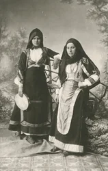 Duas mulheres com roupas tradicionais de Belvi e Aritzo, Sardenha, Itália, cerca de 1910