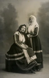 Duas mulheres com trajes tradicionais, Fonni, Sardenha, Itália, cerca de 1915