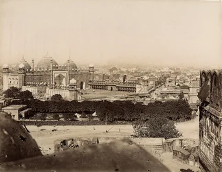 Vista da cidade de Agra e da Mesquita Moti (Forte de Agra), c.1890 (estampa de gelatina prateada)