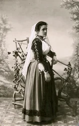 Mulher com vestido tradicional, Sardenha, Itália, cerca de 1910