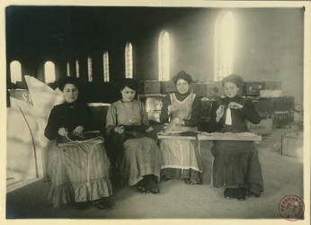 Mulheres a trabalhar numa oficina de passamanaria, Itália, fotografia de F Trembini