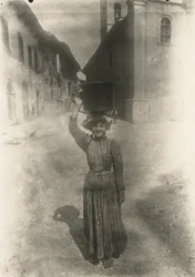 Mulher jovem com roupas tradicionais, Roccaraso, Abruzzo, Itália, cerca de 1905
