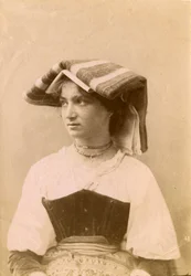 Mulher jovem com vestido tradicional e toucado, campo romano, Lácio, Itália, cerca de 1905