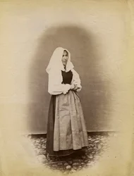 Jovem de vestido de noiva, Parre, Lombardia, Itália, fotografia de Premiata Fotografia Taramelli, Bergamo