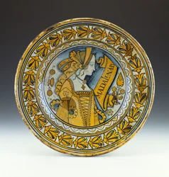 Um prato Deruta lustrado em azul e ouro representando uma jovem de perfil e com a inscrição Madalena B, c.1525 (cerâmica lustrada)