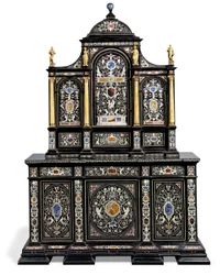 Um gabinete italiano de marfim com ormolu e ébano incrustado em pedra dura e ebonizado (marfim e ébano)