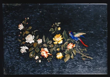 Um tampo de mesa italiano em mármore variegado preto e branco com incrustações de pietre dure