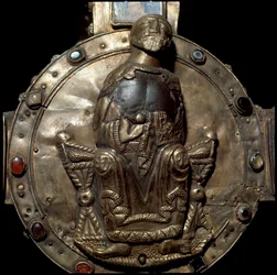 Arqueologia da Idade Média (Idade Média). Arte bárbara da Lombardia: Cruz de Desiderio (Cruz do Rei Didier). Folhas de prata e ouro incrustadas com pedras preciosas, vidro e camiseta. Detalhe do disco central com Cristo no trono.