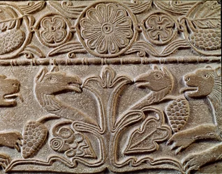 Arqueologia da Idade Média (Idade Média). Arte bárbara da Lombardia: pluto da princesa Teodote, dona do rei Cunipert chamado Cuniperto Pio, regne de 688 a 700). Detalhe do prato com grifos, cerca de 720. Arte lombarda, mármore. Pavia, M