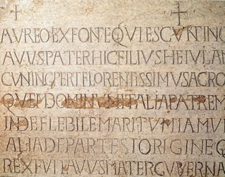 Arqueologia da Idade Média (Idade Média). Arte bárbara da Lombardia: pedra tumular do rei lombardo Cunipert, conhecido como o Pio (Cuniperto, 678-700). Arte lombarda. Pavia, Museu Cívico, Secção Arqueológica (Pavia, Musei Civici, Sezione Archeologia).
