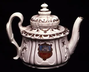 Armorial teapot, fábrica Vezzi, Veneza