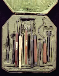 Caixa de instrumentos oftálmicos (madeira e metal)