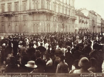 Cidadãos desafiam a Cavalaria do General Bava Beccaris, durante os tumultos de Milão, de 6 a 9 de maio de 1898