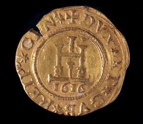Moeda da República dos Genes: um quádruplo de ouro com um portal de Gênova. Diâmetro 32 mm. 1616. frente. Genes Musei di Strada Nuova