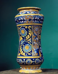 Vaso cilíndrico albarello (uma farmácia) em majolic (maiolica) com fundos alternados azul e amarelo alaranjado. 1540-1550