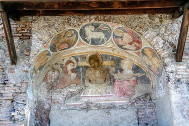 Deposição de Cristo entre a Virgem Maria, São João, com símbolos Evangelistas e Agnus Dei em arco