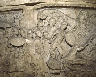 Detalhe de um elenco da coluna de Marco Aurélio mostrando o milagre da chuva (gesso)