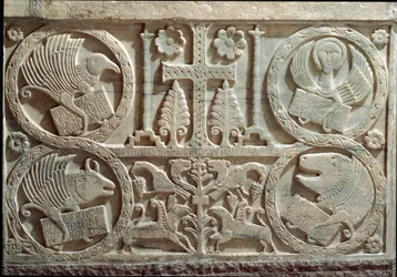 Pormenor de estuque com símbolos dos quatro evangelistas (tetramorfo): o anjo de São Mateus, o leão de São Marcos, o touro de São Lucas e a águia de São João. 730-740, Cividale, Batistério de San Callisto