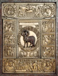 Capa evangélica chamada "Dittico delle cinque parti" (Díptico das cinco partes) em marfim enfeita episódios de caridade de jesus. Século V. Milão, Tesoro del Duomo