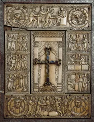Capa evangélica conhecida como "Dittico delle cinque parti" (Díptico das Cinco Partes) em marfim decora episódios da divindade do jus. Século V. Milão, Tesoro del Duomo
