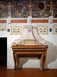Lareira que leva as iniciais F.II.MMV significando Federigo Gonzaga II Marchese de Mântua, com um friso decorativo acima incorporando vários impressa do brasão de Gonzaga, 1528 (friso)
