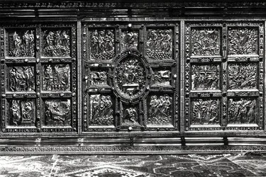 Frente do Altar Wulvinius, apresentado por Angilberto II em 835 (ouro e esmalte)