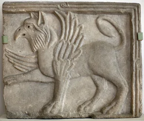 Grifo ou gripo. Baixo-relevo esculpido, mármore, Veneza, Itália, século XII. Galeria Nacional, Palácio Sternberg, Praga, República Checa.