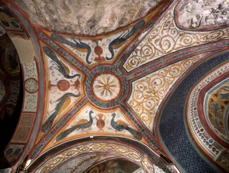 Vista interior da capela de Saint Gregoire (Gregorio) decorada com frescos de influências bizantinas feitos pela escola romana do início do século XIII. Mosteiro de São Benedetto (Sacro Speco), Subiaco (Roma), Itália