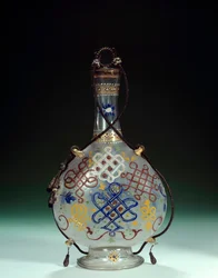 Arte italiana: garrafa de vidro com decorações em policromia. Feito em Itália. Paris do século XVI, Museu do Louvre
