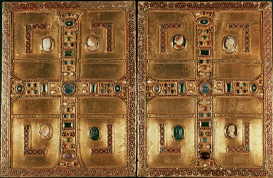 Arte Lombard: Evangélica da Princesa Lombarda Theodelinde de Baviere (século VI). É revestida com placas de ouro adornadas com esmalte, pedras preciosas formando uma cruz latina. 603. Basílica de San Giovanni Battista a Monza Itália - Arte Lombarda: Livro 